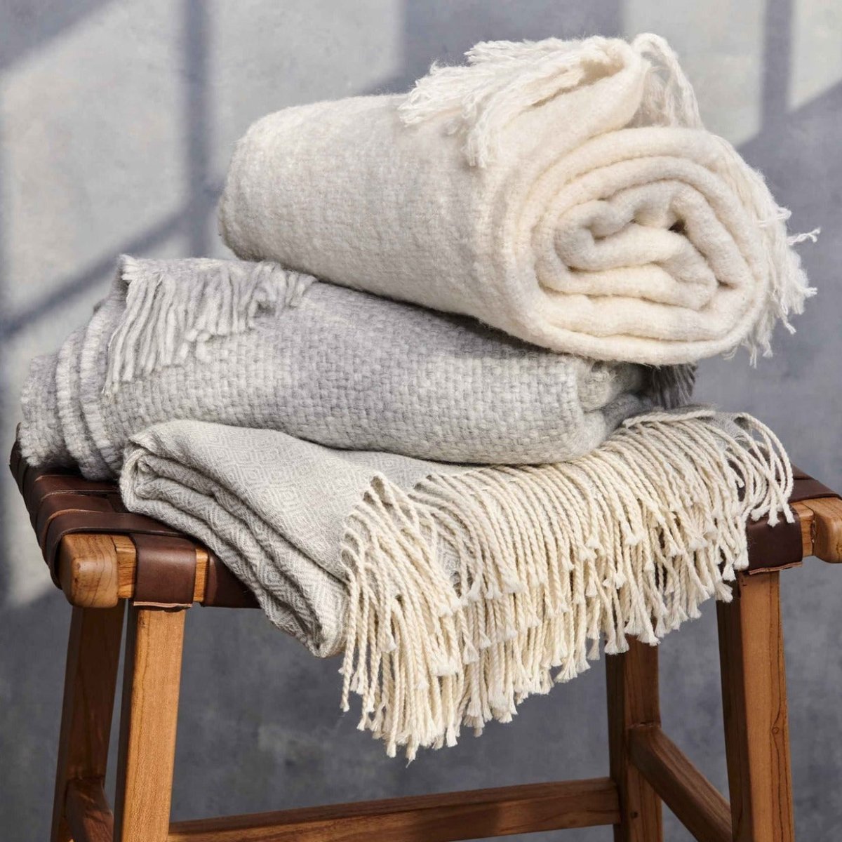 Load image into Gallery viewer, texxture Puno Alpaca &amp;amp; Wool Throw - lily &amp;amp; onyx
