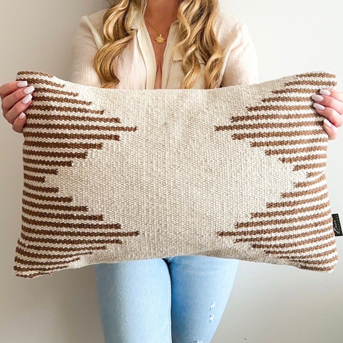 Load image into Gallery viewer, Busa Designs Tehran Lumbar Pillow - lily &amp;amp; onyx
